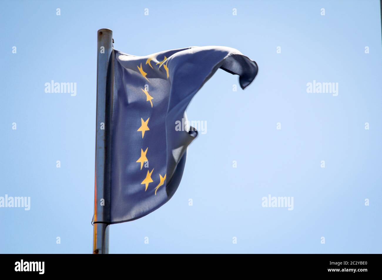 Una bandiera europea che soffia nel vento nel tempo più bello Foto Stock