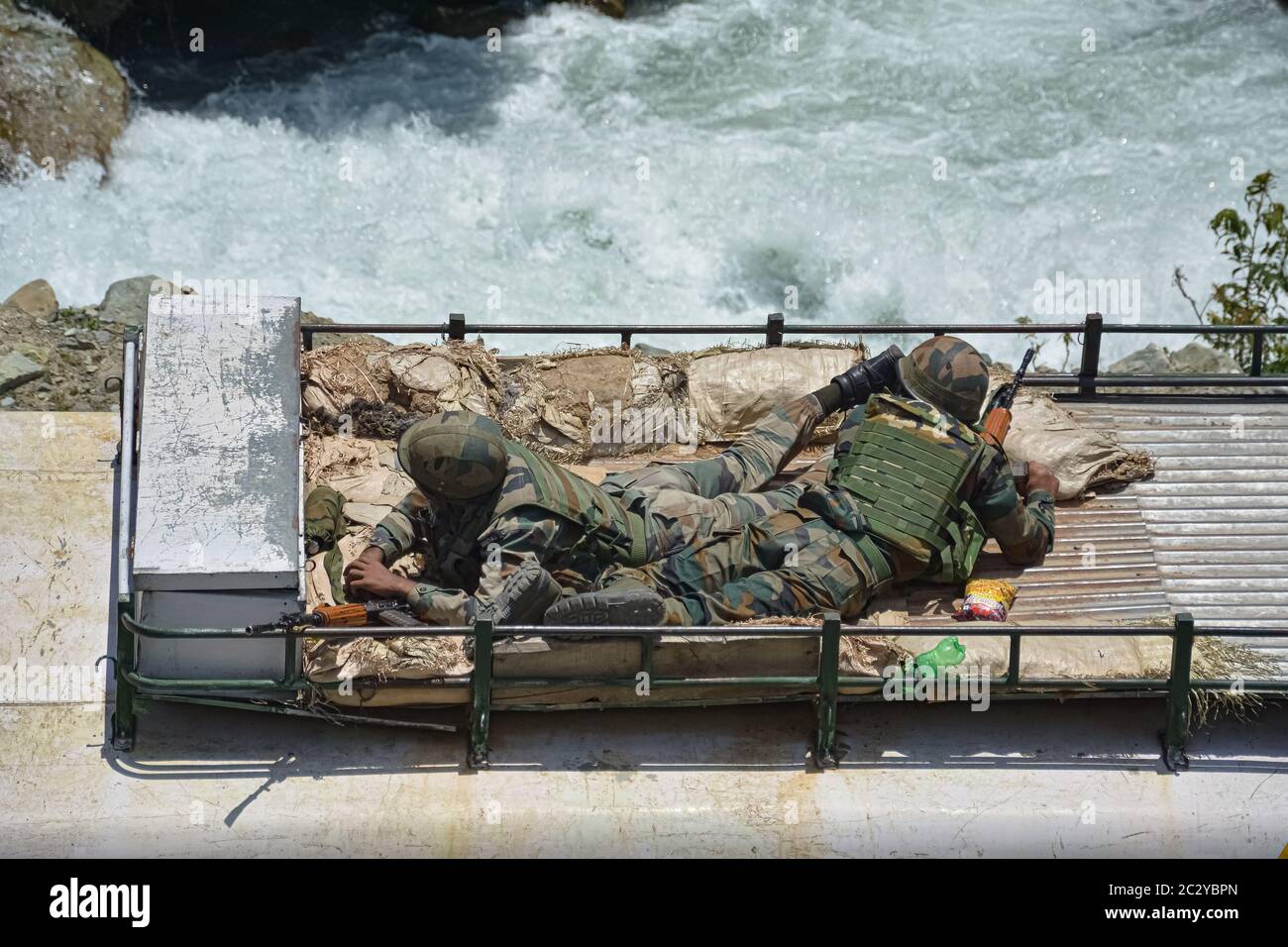 Ganderbal, India. 18 Giugno 2020. La Border Security Force (BSF) si trova in cima all'autobus lungo una strada che conduce a Ladakh, a Gagangeer. Venti soldati dell'esercito indiano, compreso un colonnello, sono stati uccisi in violenti scontri con l'esercito cinese nella regione di confine contesa. (Foto di Musaib Mushtaq/Pacific Press) Credit: Pacific Press Agency/Alamy Live News Foto Stock