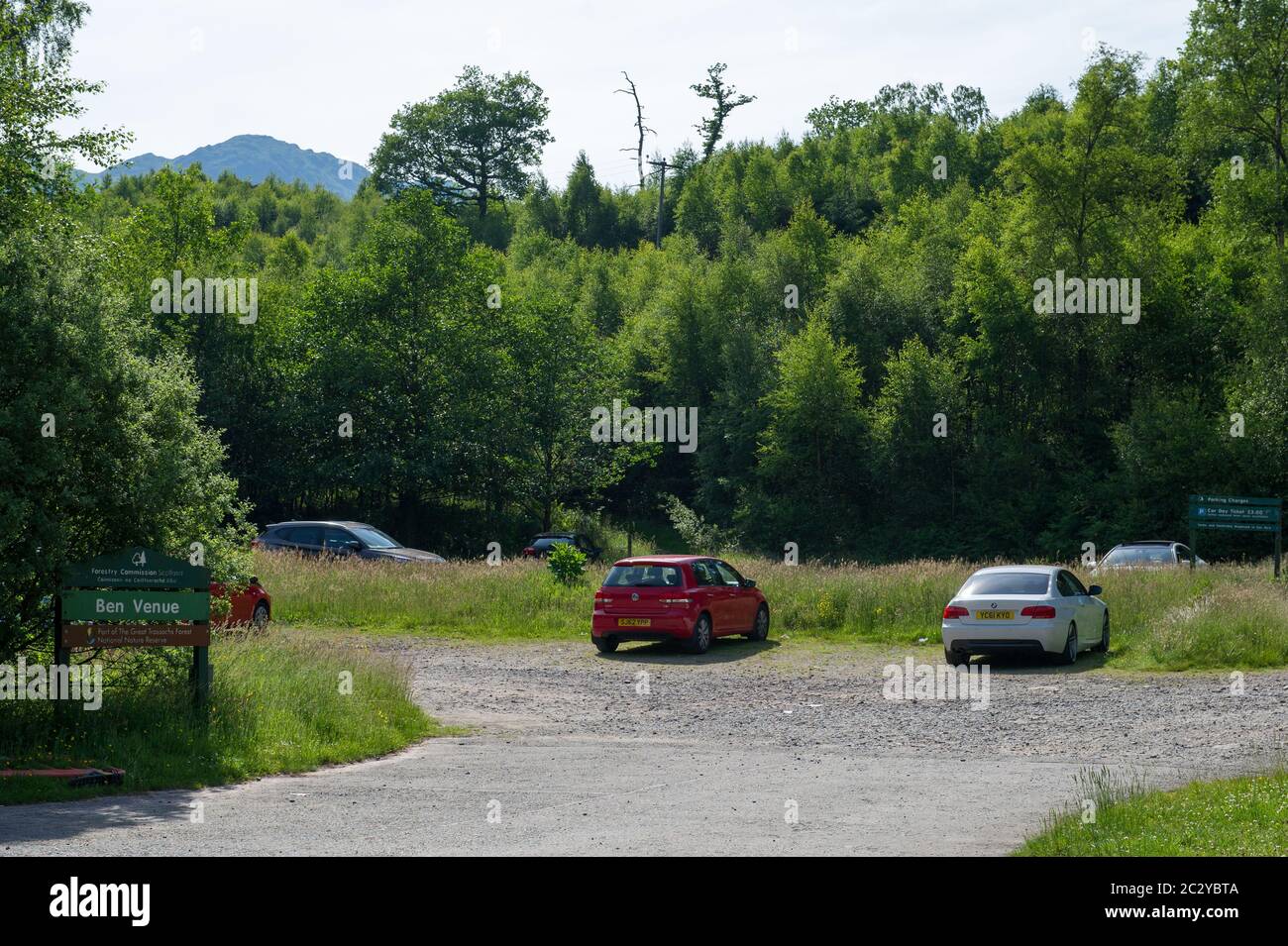 Ben A'an, Loch Lomond e Trossachs National Park, Scozia, Regno Unito. 18 Giugno 2020. Nella foto: Le persone che lasciano le loro auto parcheggiate pericolosamente dalla strada, in quanto i parcheggi sono ancora chiusi a causa del blocco del coronavirus (COVID19). Come ha annunciato oggi in precedenza Nicola Sturgeon, inizio della fase 2 del blocco della Scozia, le persone si affollano nella popolare trappola turistica di ben A'an sotto il caldo sole del pomeriggio. Ben A'an si trova lungo il cuore 200 Route. Credit: Colin Fisher/Alamy Live News Foto Stock