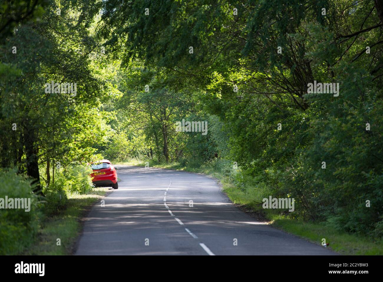 Ben A'an, Loch Lomond e Trossachs National Park, Scozia, Regno Unito. 18 Giugno 2020. Nella foto: Le persone che lasciano le loro auto parcheggiate pericolosamente dalla strada, in quanto i parcheggi sono ancora chiusi a causa del blocco del coronavirus (COVID19). Come ha annunciato oggi in precedenza Nicola Sturgeon, inizio della fase 2 del blocco della Scozia, le persone si affollano nella popolare trappola turistica di ben A'an sotto il caldo sole del pomeriggio. Ben A'an si trova lungo il cuore 200 Route. Credit: Colin Fisher/Alamy Live News Foto Stock