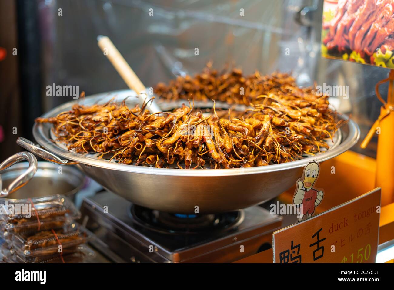 Ciotola gigante di lingue di anatra cotte in un chiosco di cibo di strada in un mercato notturno taiwanese Foto Stock