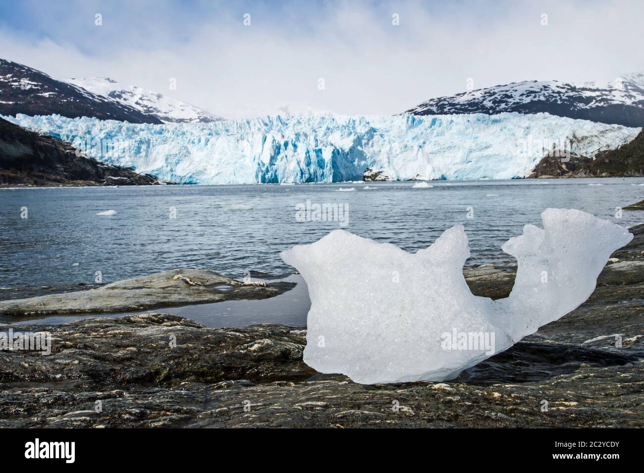Pezzo di ghiaccio situato di fronte al ghiacciaio costiero della Cordillera Darwin, Patagonia, Cile, Sud America Foto Stock