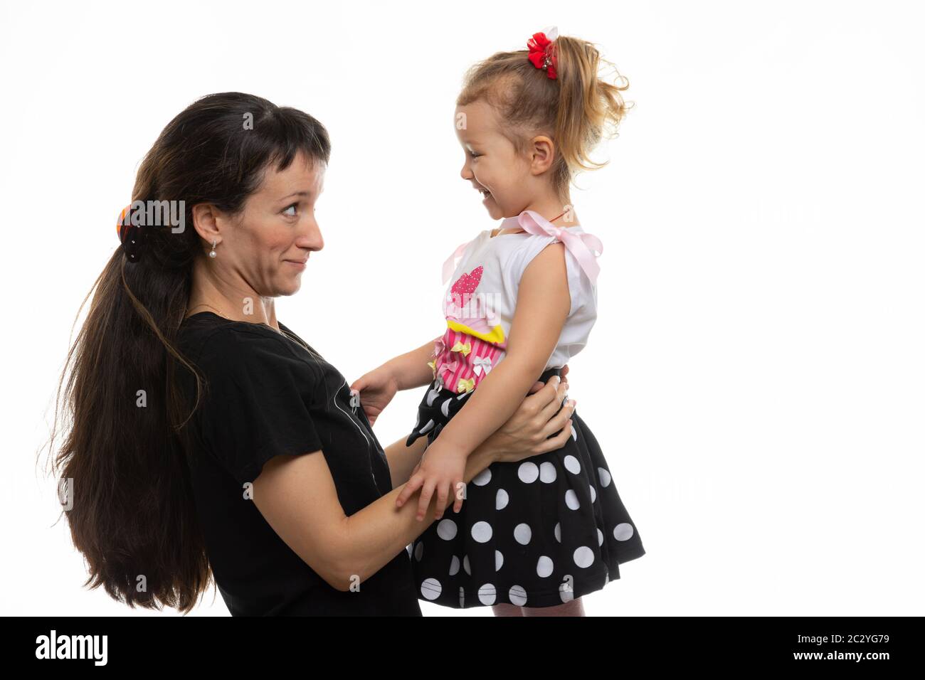 Mamma e figlia di quattro anni si guardano con divertimento Foto Stock