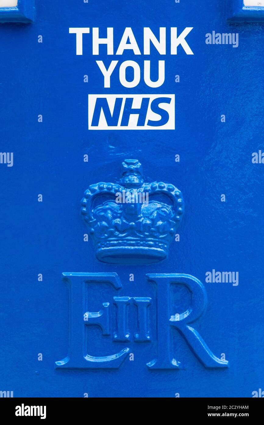 Londra, UK - 17 giugno 2020: Un messaggio di ringraziamento NHS dipinto su una Postbox blu a sostegno del loro lavoro durante la pandemia di Coronavirus - fuori St. Foto Stock