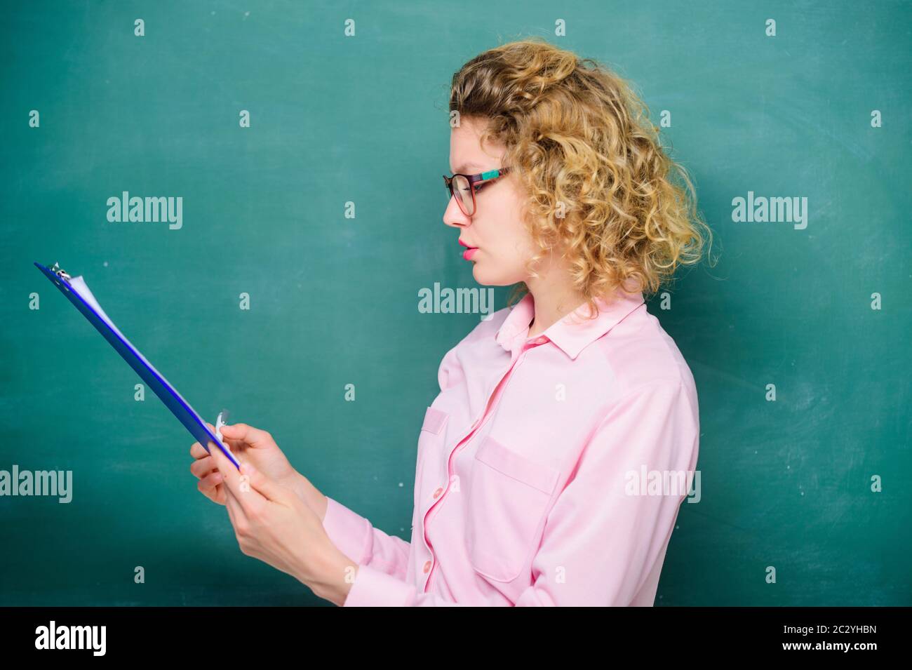 Il tutor controlla i compiti. Donna intelligente donna tenere documenti tablet. Leggi il profilo personale. Stima del saggio dei candidati. Progetto scolastico. Letteratura insegnante di leggere composizione. Leggere il ripristino dell'impressione. Foto Stock