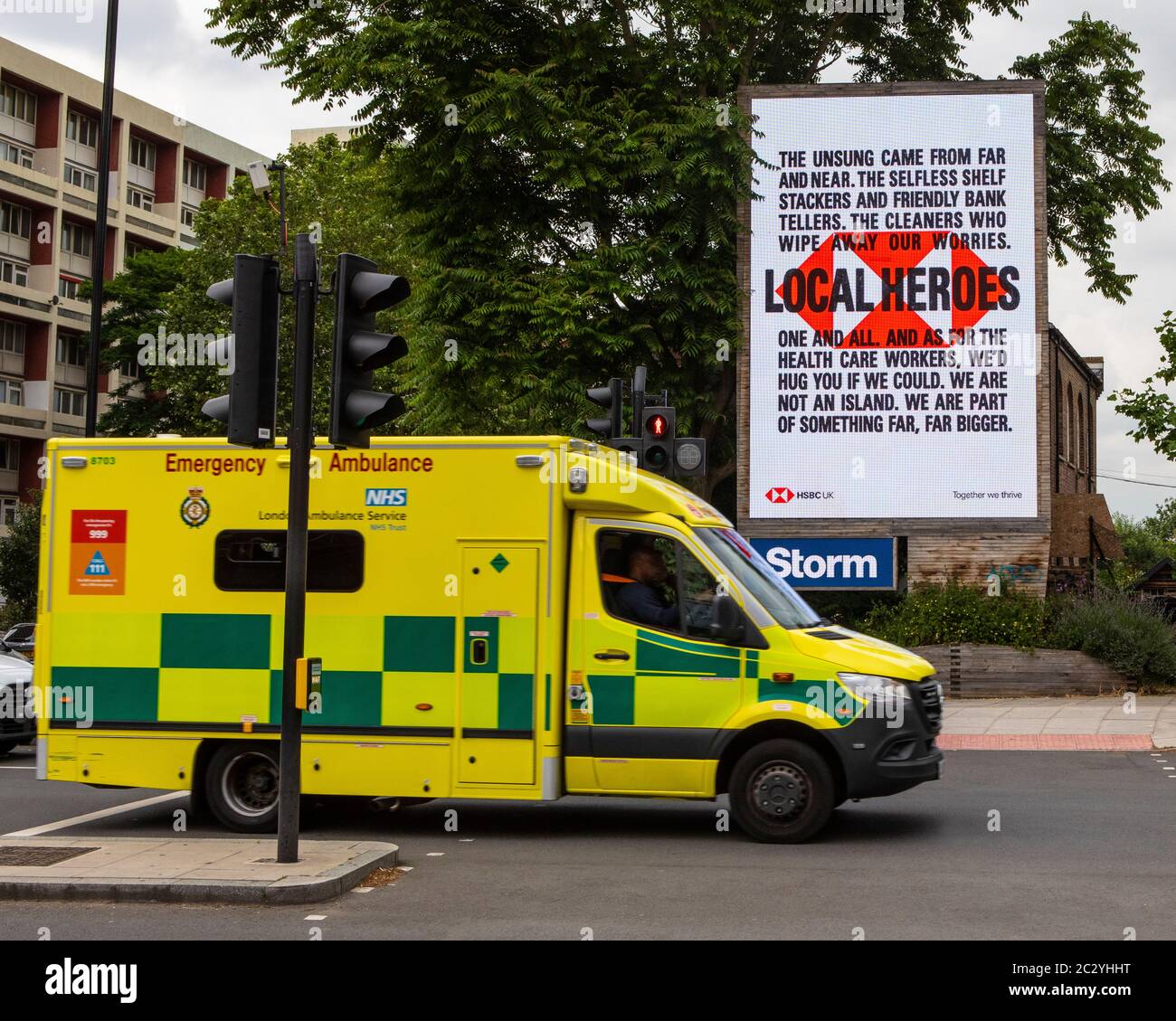 Londra, UK - 17 giugno 2020: Un'ambulanza passa da un messaggio di HSBC, ringraziando e lodando i lavoratori chiave e gli Eroi locali durante la Pan di Coronavirus Foto Stock