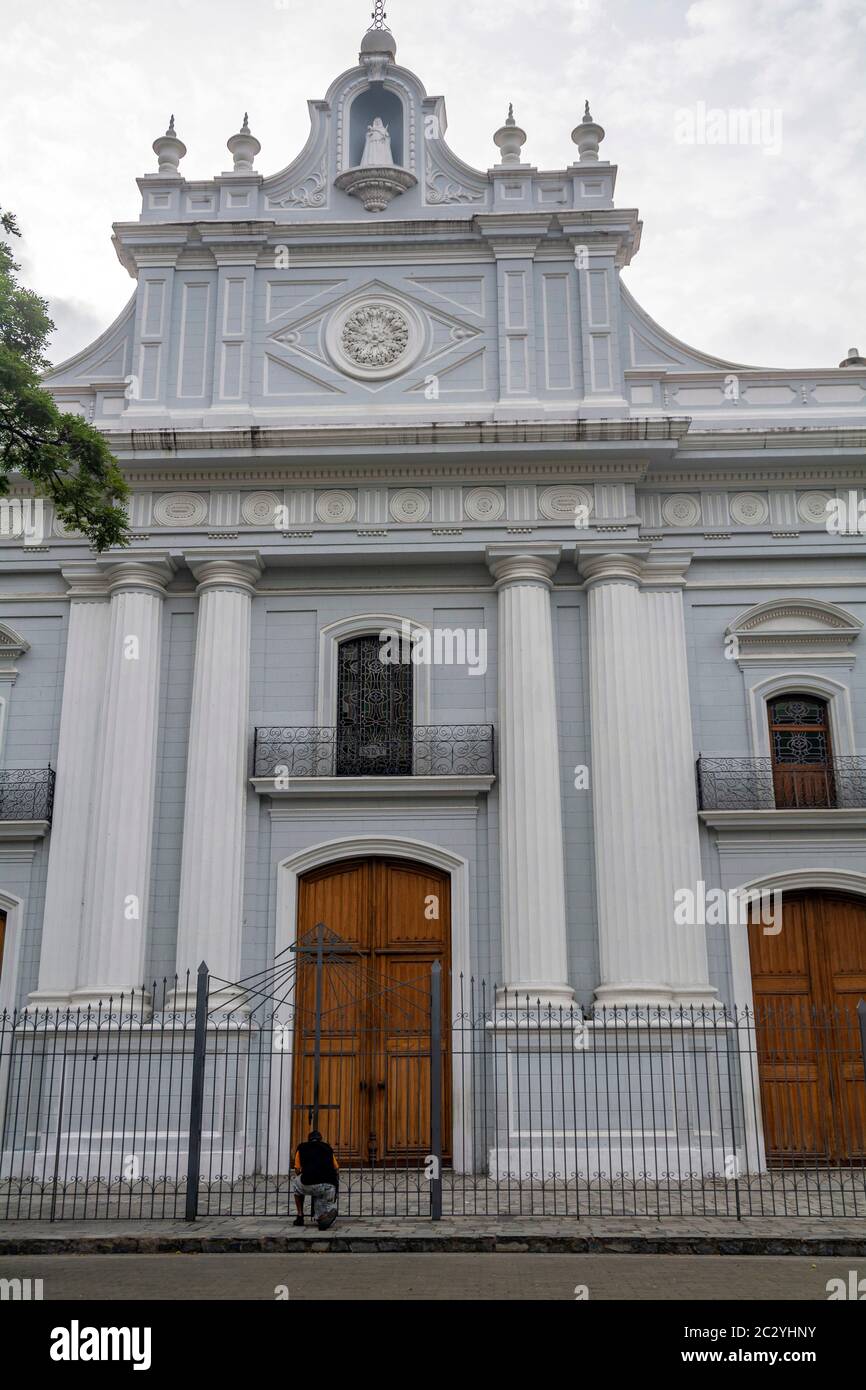 Caracas, Distrito Capital, Venezuela. 17 Giugno 2020. Un uomo si inginocchiò e prega di fronte alla Chiesa di nostra Signora di Candelaria, che si trova nel cosiddetto centro storico di Caracas, dove i resti mortali del Dr. Jose Gregorio Hernandez, discendente di Canarios, Uno dei medici più conosciuti del paese e un simbolo del cattolicesimo locale, ha ricevuto nel 1986 il titolo di Venerabile da Papa Giovanni Paolo II Credit: Jimmy Villalta/ZUMA Wire/Alamy Live News Foto Stock