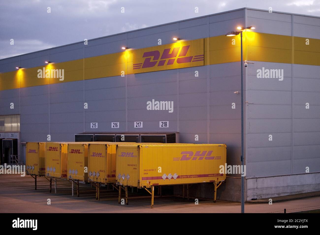 Centro di distribuzione DHL vicino al centro di logistica di Amazon, al crepuscolo, Rheinsberg, Germania, Europa Foto Stock