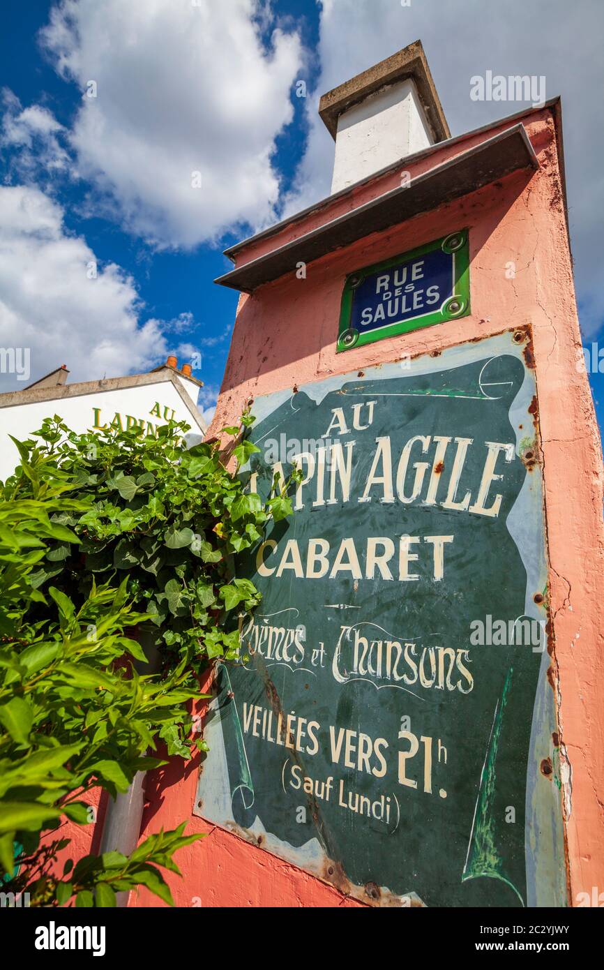 Il segno sopravsviluppato dello storico Cabaret 'Au Lapin Agile' di Montmartre, Parigi, Francia Foto Stock