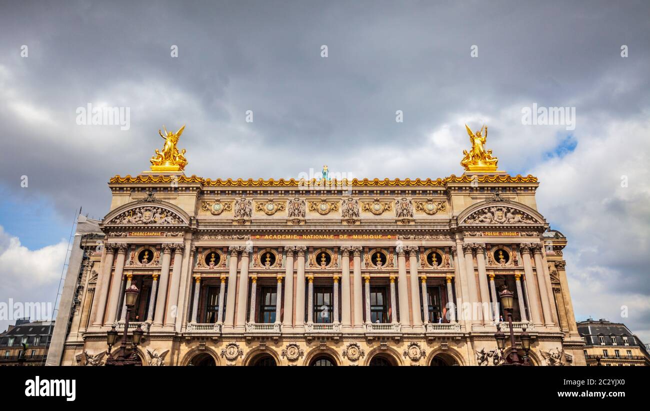 La facciata esterna decorata dell'Opera Garnier a Parigi, Francia Foto Stock