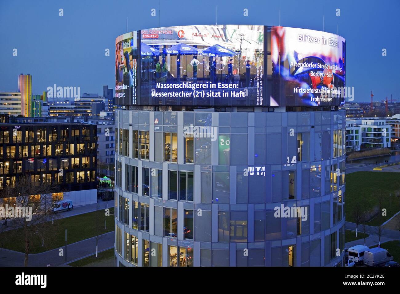 Funke media tower con edicola in serata, Essen, Ruhr Area, Germania, Europa Foto Stock