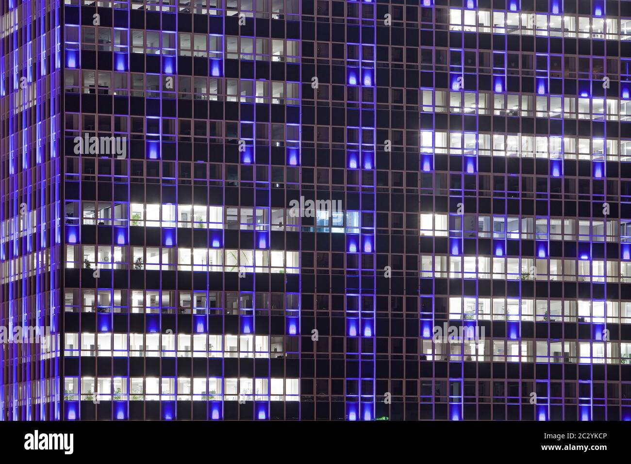 Torre illuminata della Magna, torre dell'ufficio, Essen, zona della Ruhr, Nord Reno-Westfalia, Germania, Europa Foto Stock