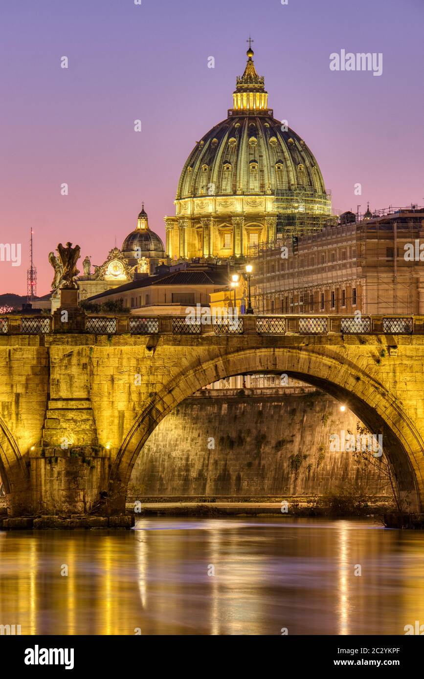 La Basilica di San Pietro nella Città del Vaticano, in Italia, al crepuscolo Foto Stock