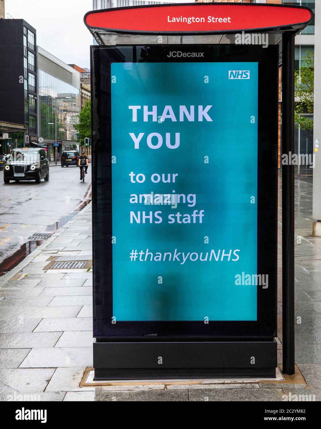 Londra, UK - 17 giugno 2020: Fermata dell'autobus a Londra, Regno Unito, durante la pandemia di Coronavirus, con un messaggio di ringraziamento all'NHS. Foto Stock