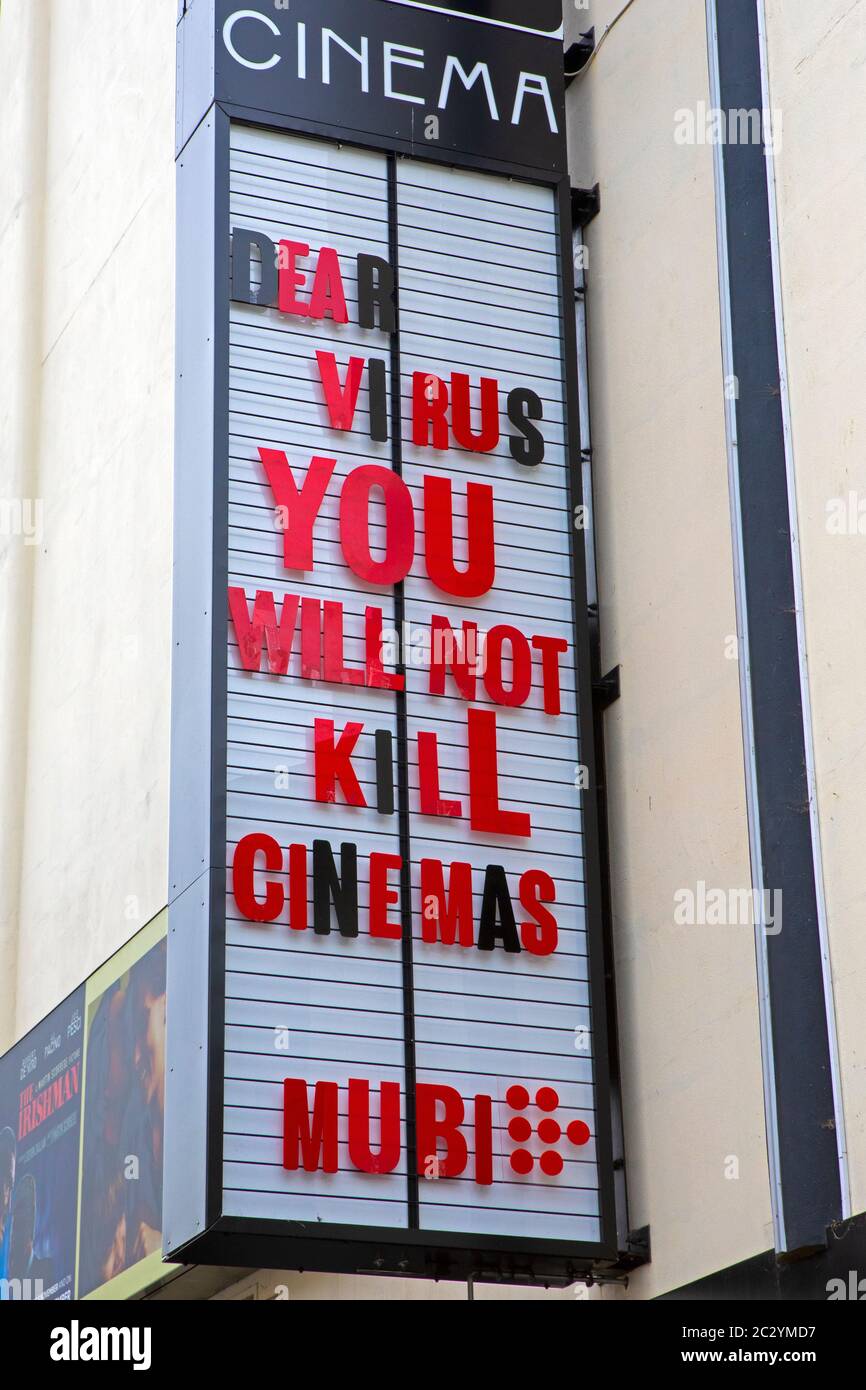Londra, UK - 17 giugno 2020: Un messaggio di sfida contro il Coronavirus, all'esterno dello storico Rio Cinema a East London, Regno Unito. Foto Stock