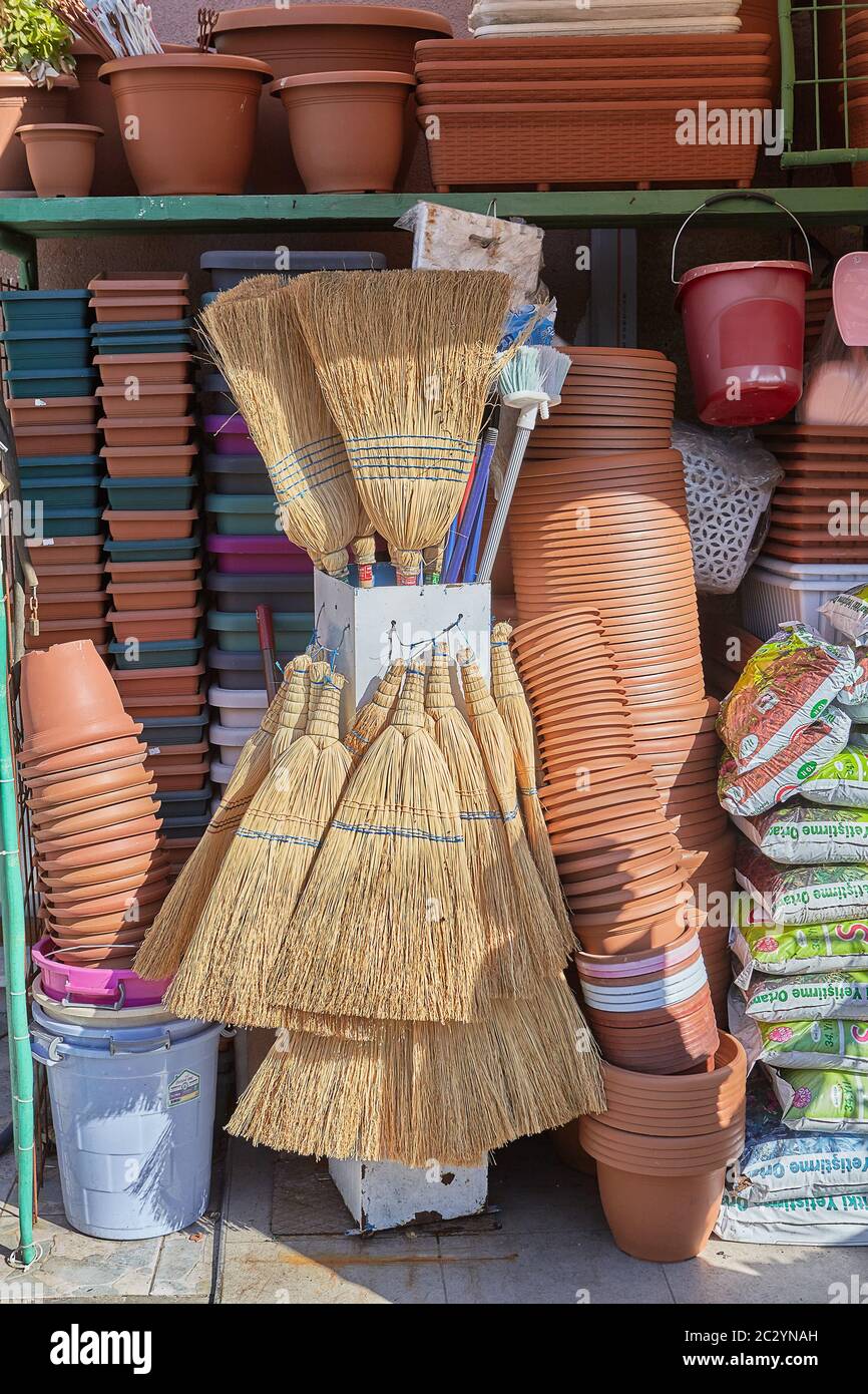 Istanbul, Turchia - 13 febbraio 2020: Commercio di strada di beni per la floricoltura domestica e il giardinaggio, così come di beni domestici. Foto Stock