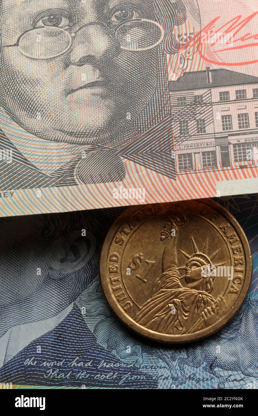 Moneta americana da un dollaro sulle banconote australiane Foto Stock