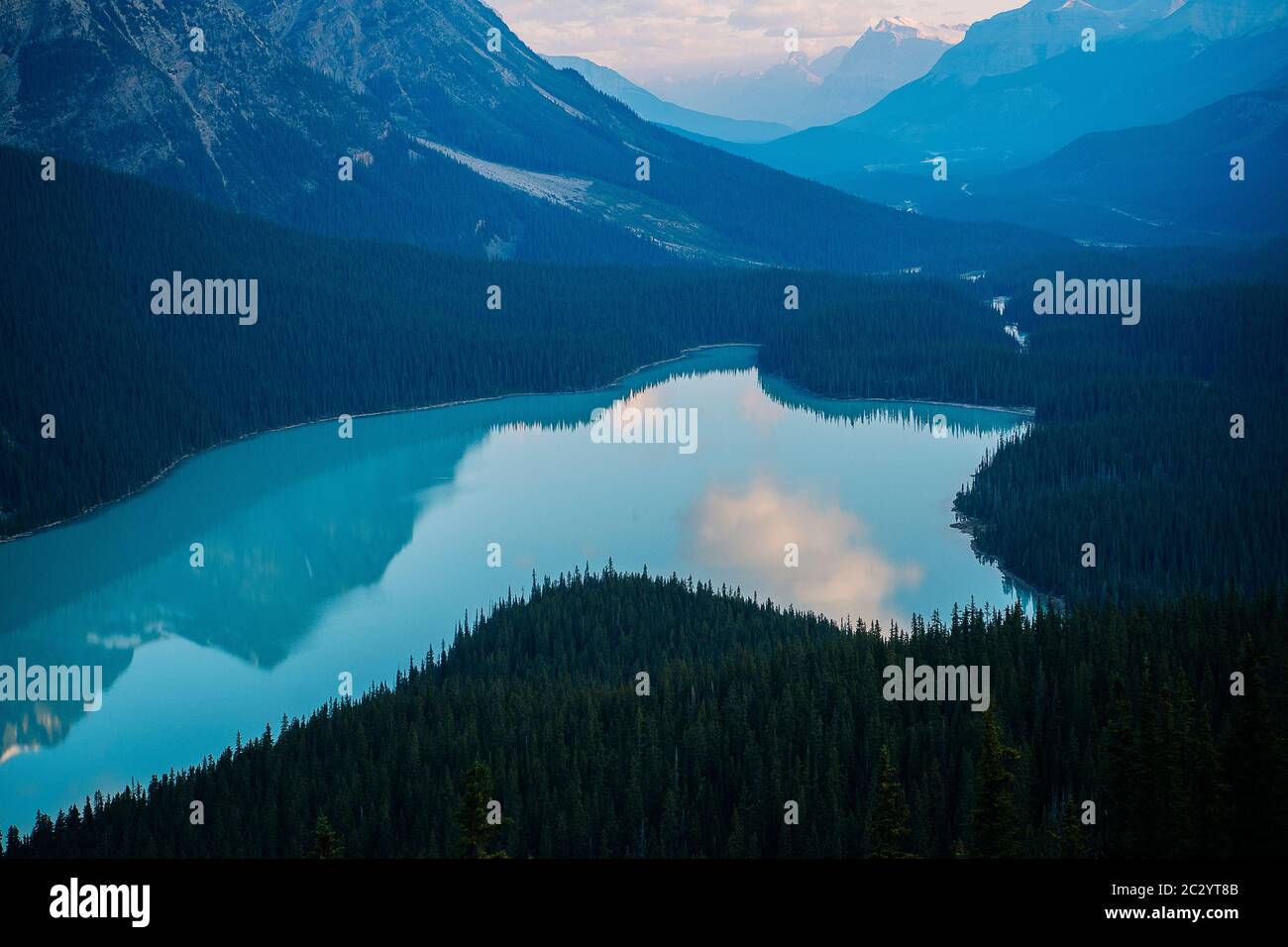 Vista panoramica del lago di montagna al Banff National Park, Banff, Alberta, Canada Foto Stock