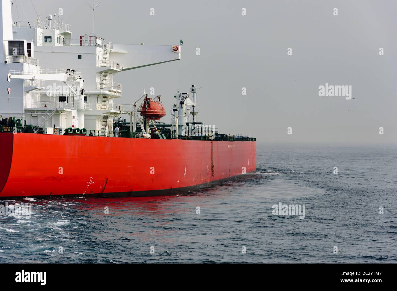 la petroliera naviga in mare aperto verso il porto dove prende il greggio che trasporta Foto Stock