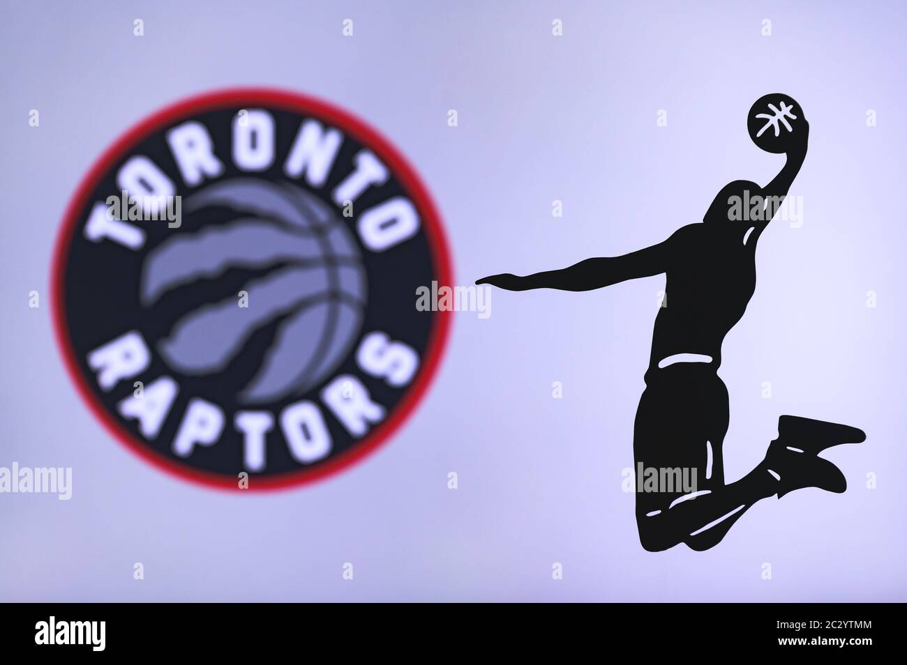 NEW YORK, USA, 18 GIU 2020: Logo Toronto Raptors basket club, silhouette di giocatore di basket jumping, sport photo NBA, spazio di editing. Foto Stock