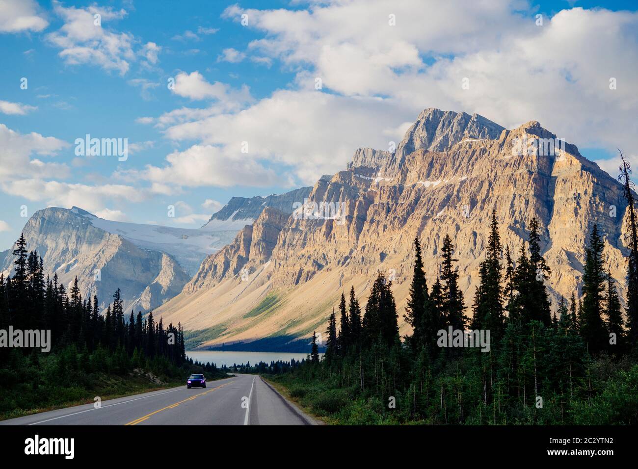 Strada che passa attraverso il paesaggio panoramico del Banff National Park, Banff, Alberta, Canada Foto Stock