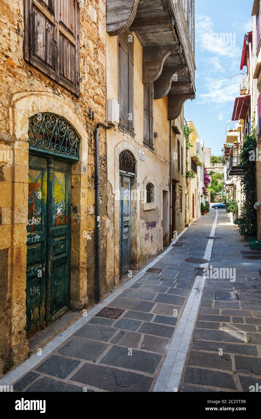 Città vecchia di Rethymno, una strada di vecchie case e palazzi. Foto Stock