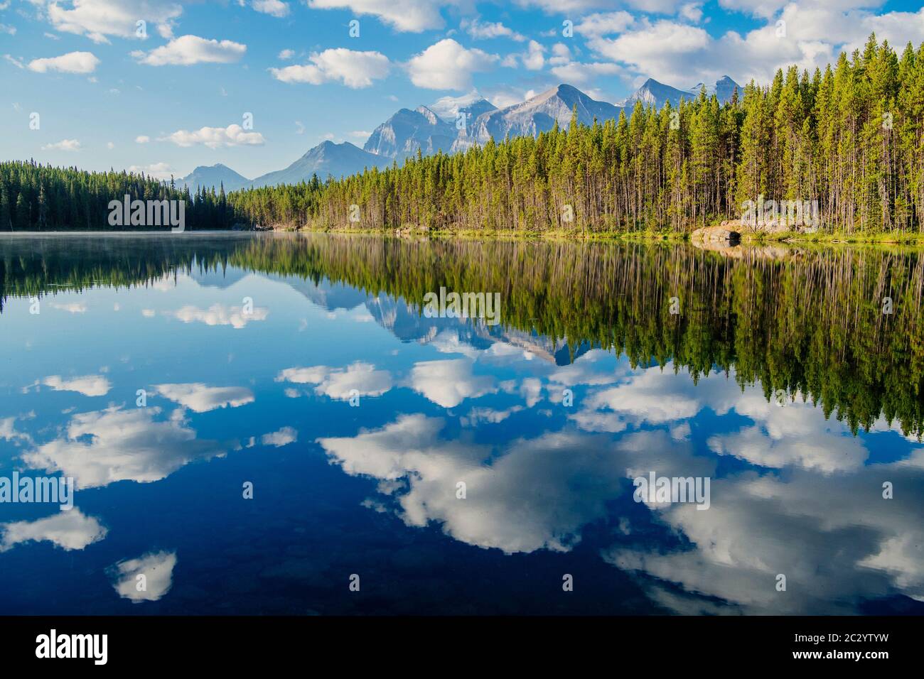 Paesaggio panoramico che si riflette in lago al Banff National Park, Banff, Alberta, Canada Foto Stock