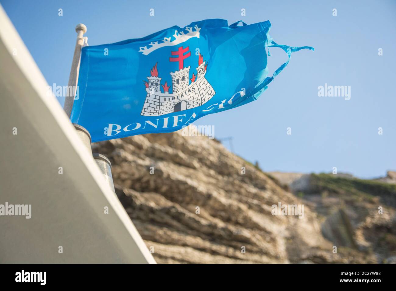 Bandiera blu di Bonifacio, comune situato all'estremità meridionale dell'isola di Corsica, Francia Foto Stock