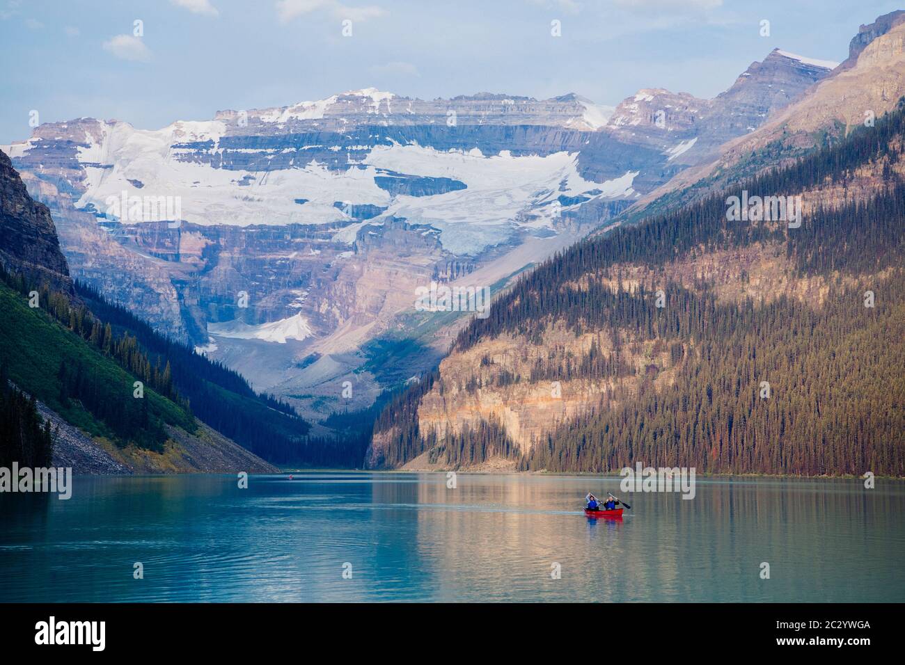 Battello a remi sul lago calmo, Banff, Alberta, Canada Foto Stock