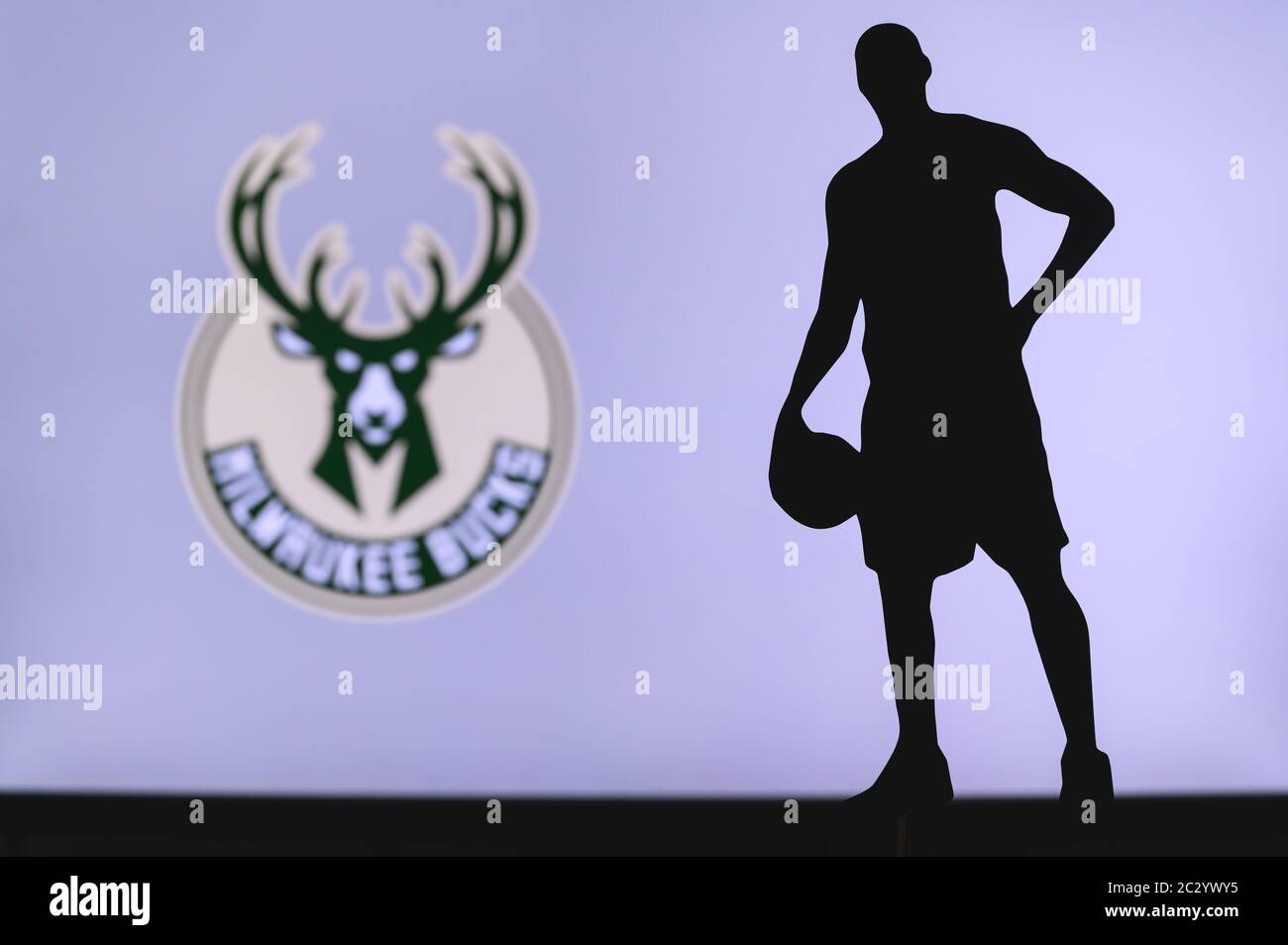 NEW YORK, USA, 18 GIUGNO 2020: Logo Milwaukee Bucks del club di pallacanestro professionale nella lega americana. Silhouette del giocatore di basket in primo piano. Sport Foto Stock