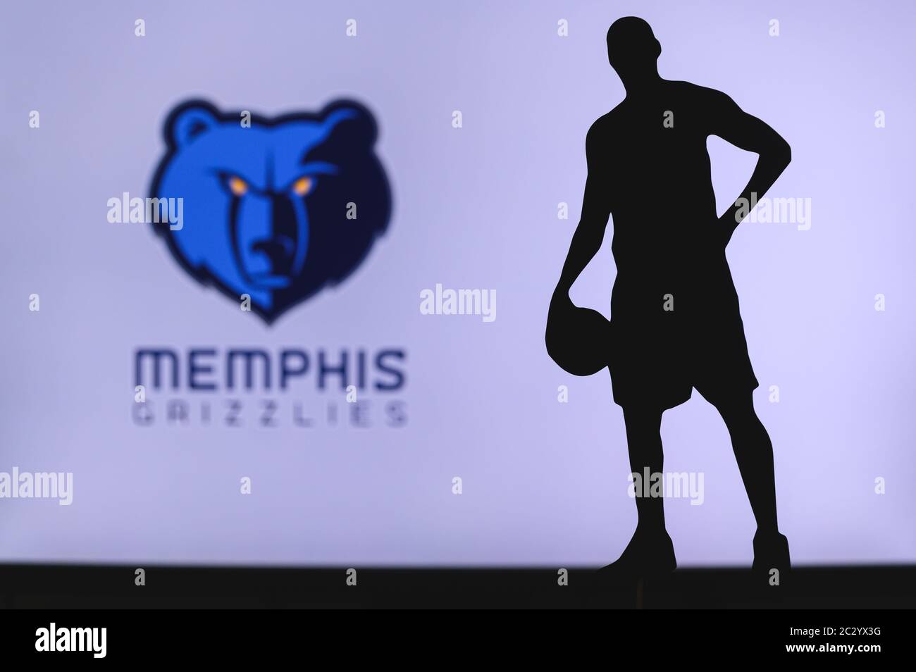 NEW YORK, USA, 18 GIU 2020: Memphis Grizzlies logo di club di basket professionale in lega americana. Silhouette del giocatore di basket in primo piano. SpO Foto Stock