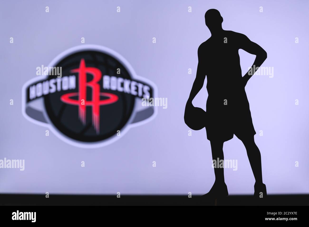 NEW YORK, USA, 18 GIU 2020: Logo Houston Rockets di un club di pallacanestro professionale nella lega americana. Silhouette del giocatore di basket in primo piano. Sport Foto Stock