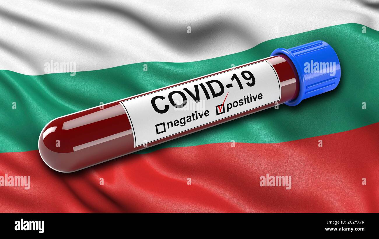 Bandiera della Bulgaria che sventolava nel vento con una provetta di sangue COVID-19 positiva Foto Stock