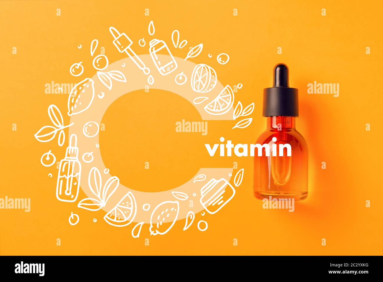 Bottiglia di vetro per cosmetici, sieri e olio con vitamina C su sfondo giallo Foto Stock