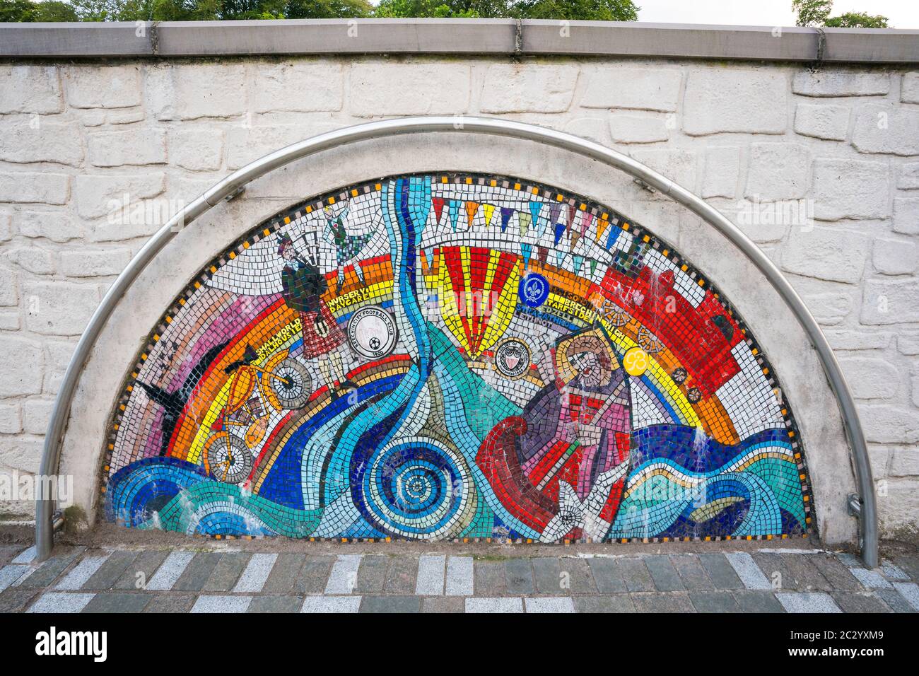 Colorato murale di mosaici raffiguranti la cultura scozzese e il mare su un muro di pietra che costeggia il fiume che attraversa il villaggio, Brechin, Scozia, Foto Stock