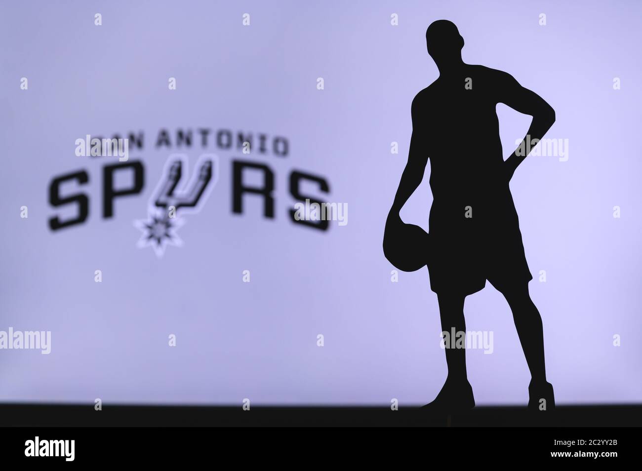 NEW YORK, USA, 18 GIU 2020: San Antonio Spurs logo di club di basket professionale in lega americana. Silhouette del giocatore di basket in primo piano. SpO Foto Stock
