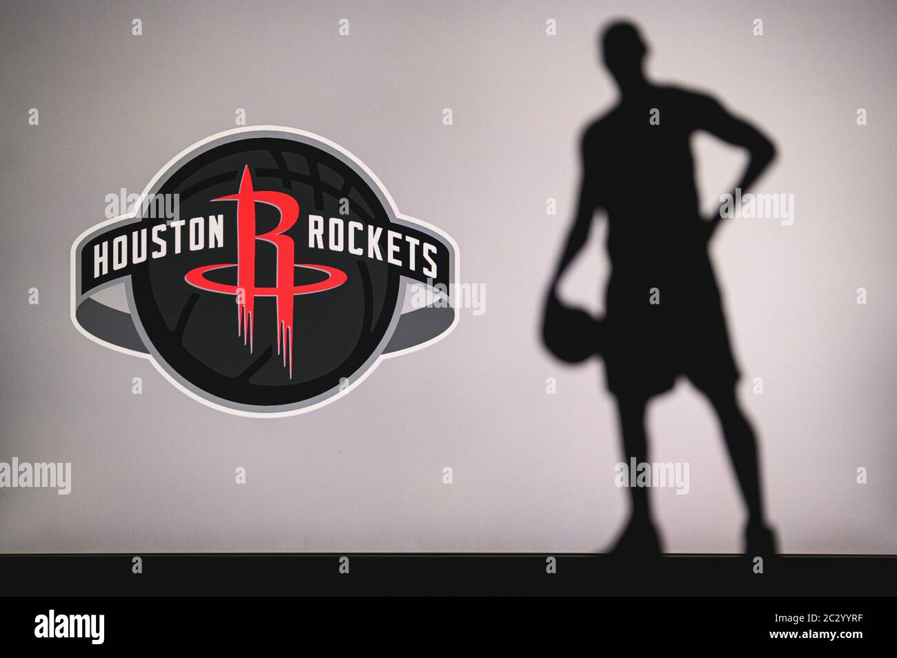 NEW YORK, USA, 18 GIU 2020: Logo Houston Rockets di un club di pallacanestro professionale nella lega americana. Silhouette del giocatore di basket in primo piano. Sport Foto Stock