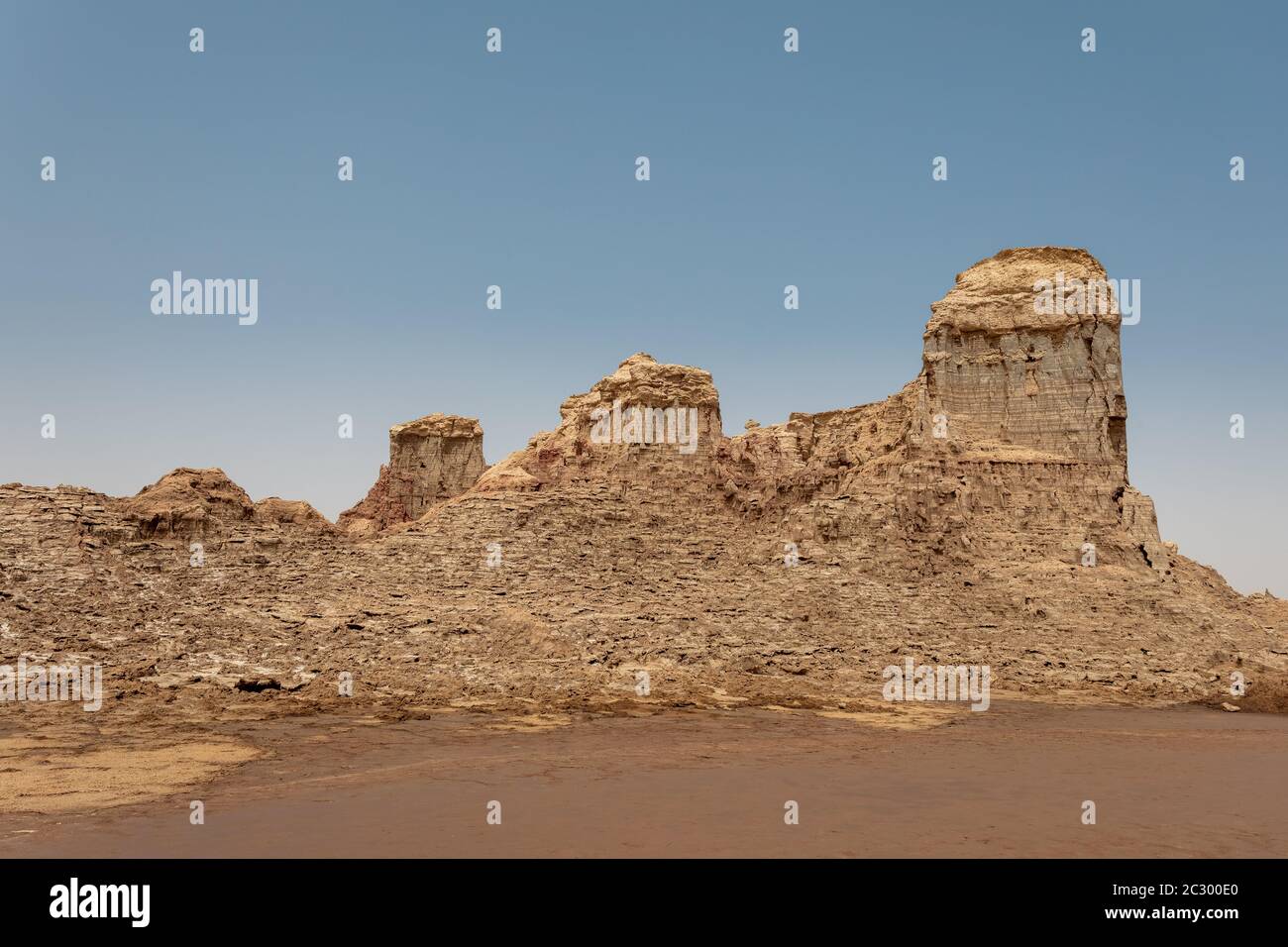 Alte formazioni rocciose sorgono nella depressione di Danakil come la città di roccia di pietra. Paesaggio come Paesaggio Lunare, depressione Danakil, Etiopia, Africa Foto Stock