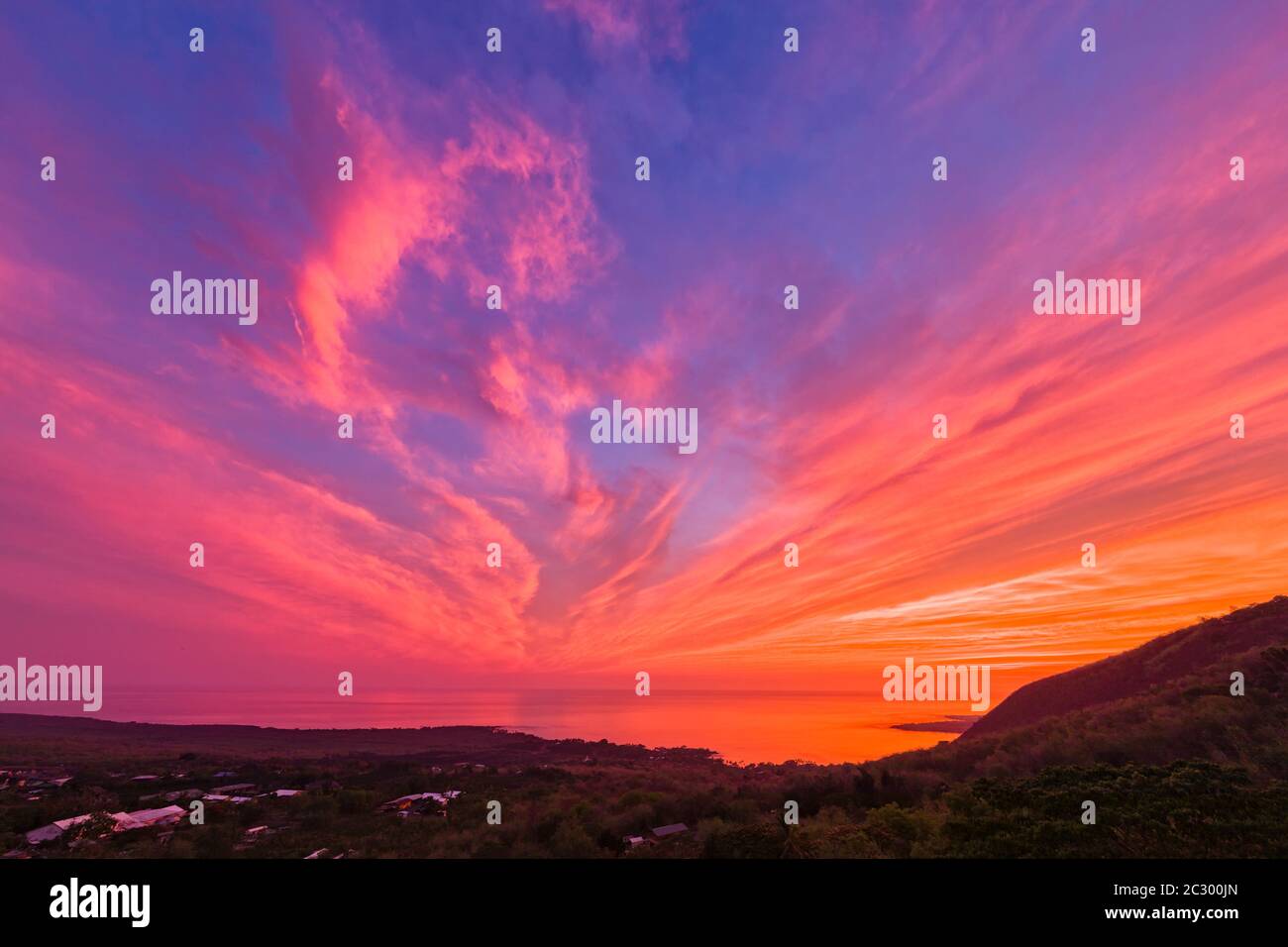 Cielo di Moody al tramonto sulla baia di Kealakekua, Isole Hawaii, Stati Uniti Foto Stock