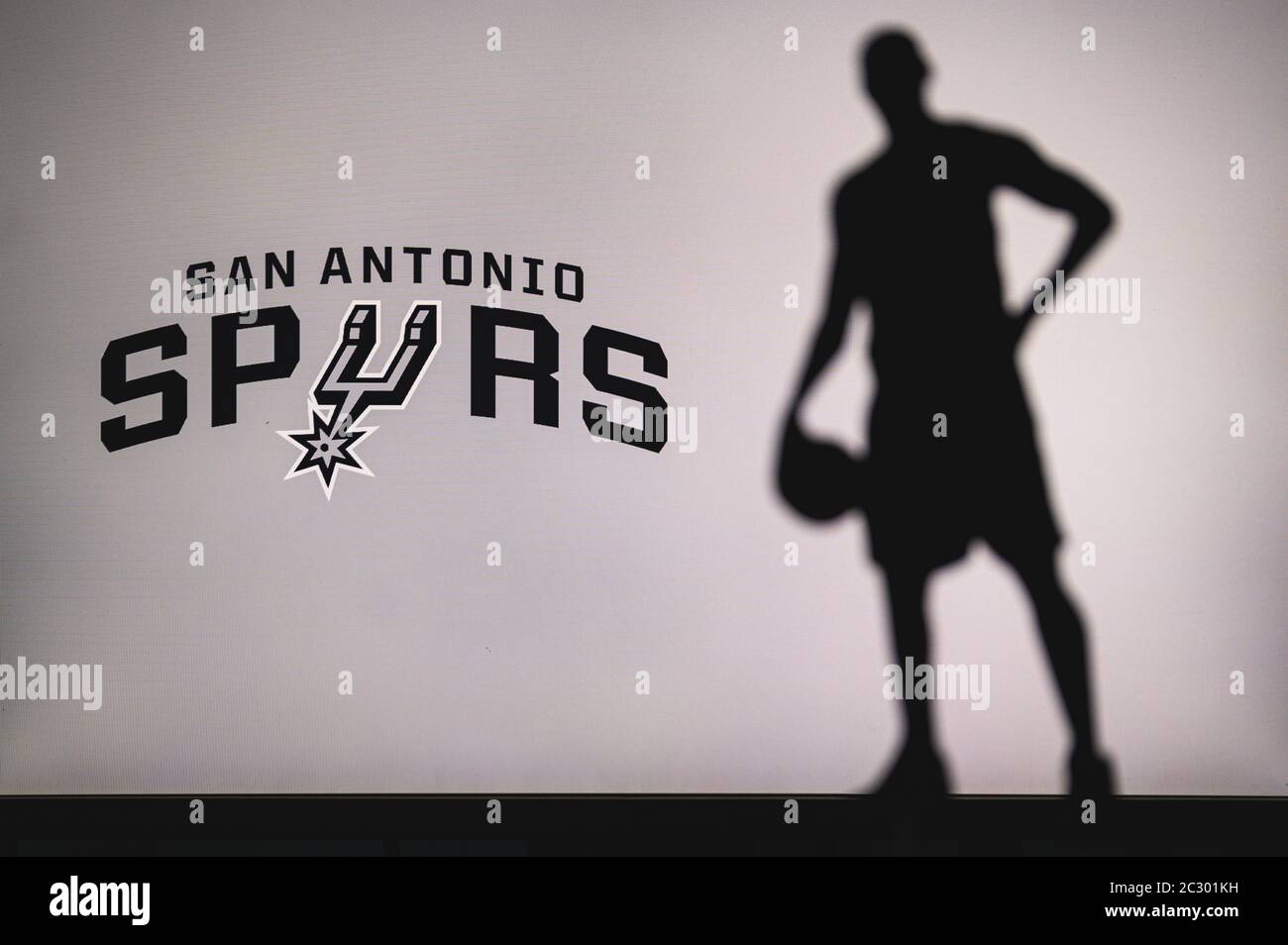 NEW YORK, USA, 18 GIU 2020: San Antonio Spurs logo di club di basket professionale in lega americana. Silhouette del giocatore di basket in primo piano. SpO Foto Stock