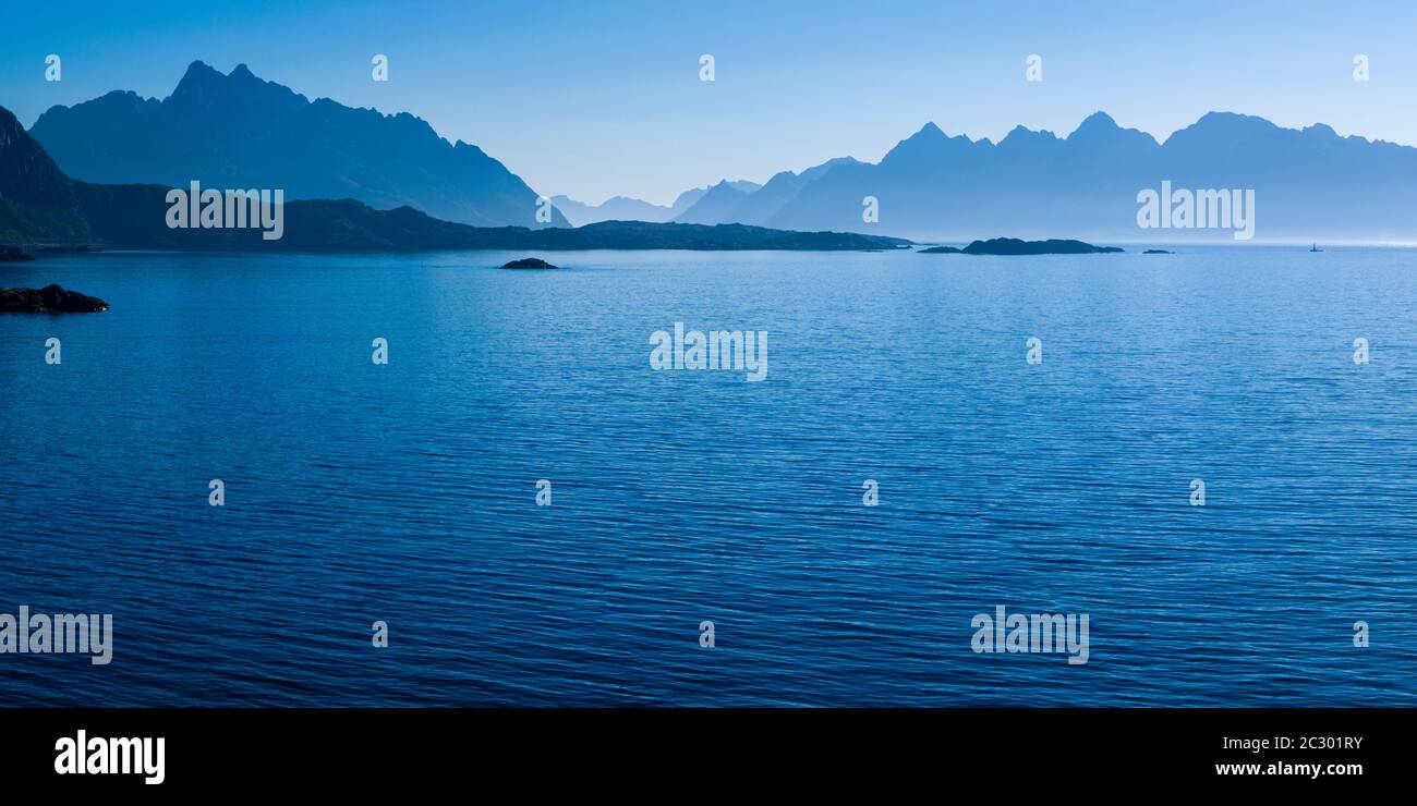 Paesaggio con montagne e mare, Svolvaer, Lofoten, Norvegia Foto Stock