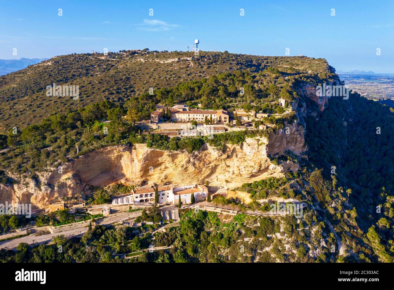 Monasteri Santuari de nostra Senyora de Gracia e Ermita de Sant Honorat, Puig de Randa, regione Pla de Mallorca, registrazione dei droni, Maiorca, Baleari Foto Stock