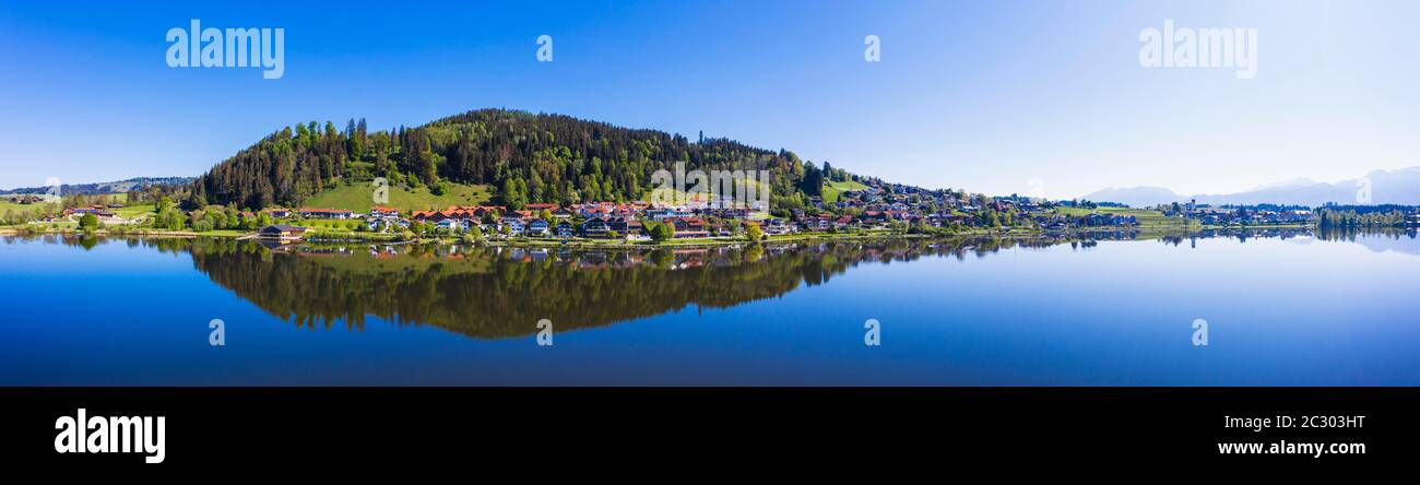 Panorama, Hopfensee, villaggio Hopfen am See, vicino Fuessen, drone picture, Ostallgaeu, Allgaeu, Swabia, Alpino Foreland, Baviera, Germania Foto Stock