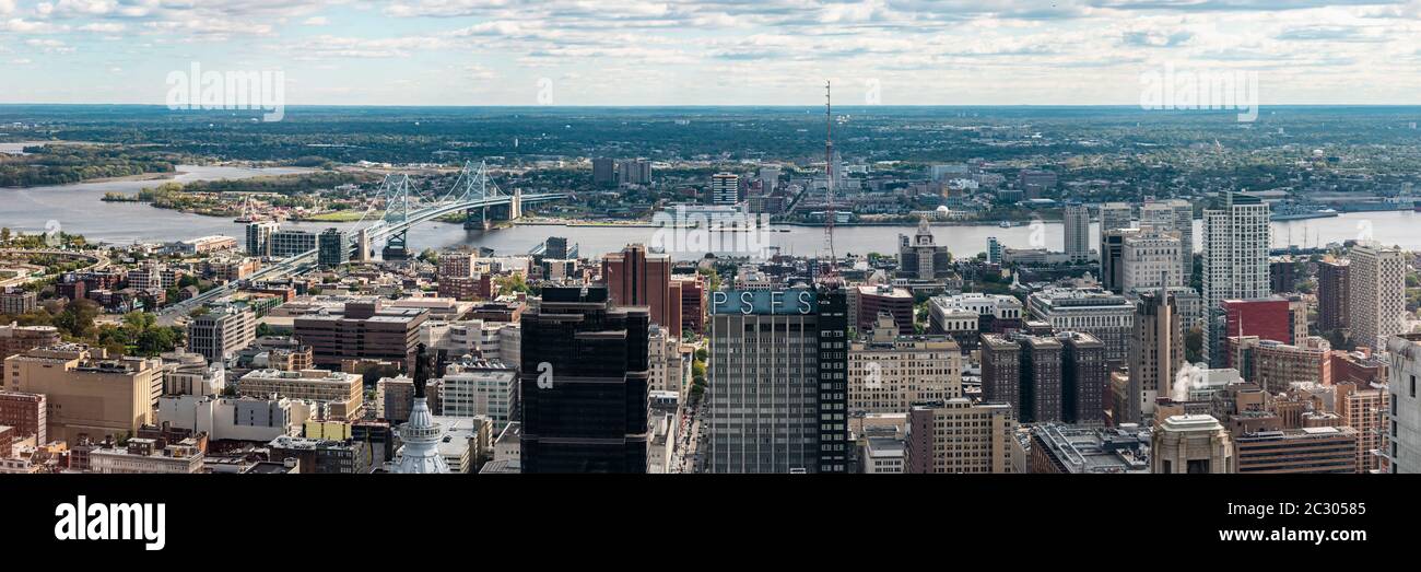 Philadelphia è stata vista dalla piattaforma di osservazione al 1° Liberty Place, Pennsylvania, USA Foto Stock