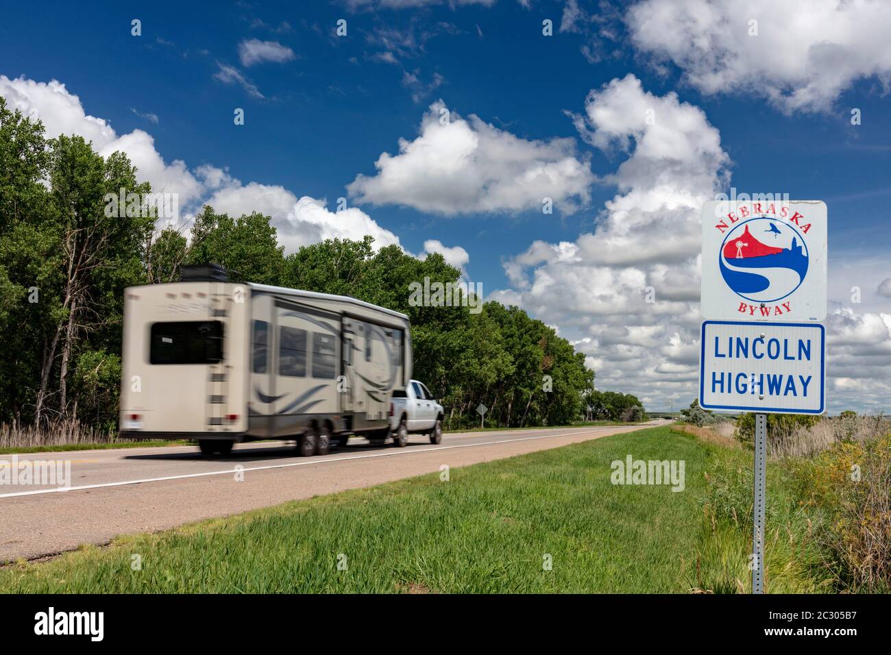 Auto con roulotte, rimorchio, sulla Lincoln Highway, cartello stradale vicino a Hershey, Nebraska Byway, Nebraska, USA Foto Stock