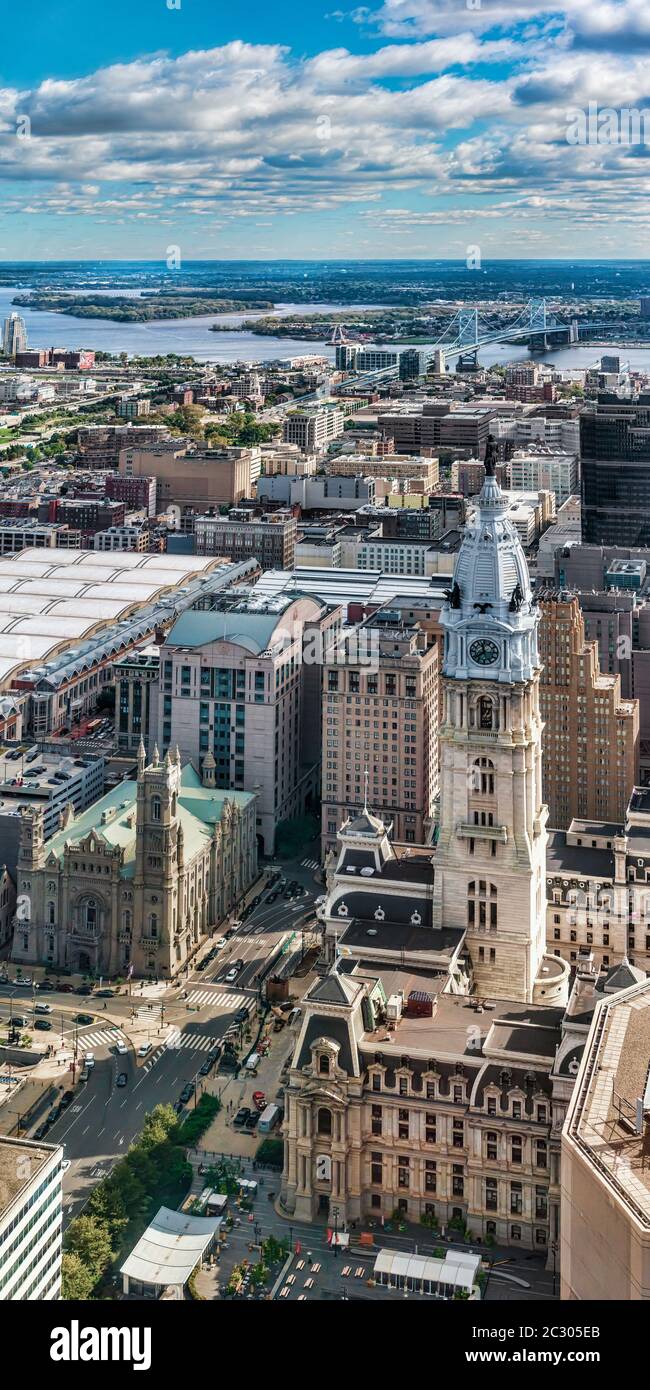 Municipio visto dalla piattaforma di osservazione al 1 Liberty Place, Philadelphia, Pennsylvania, USA Foto Stock