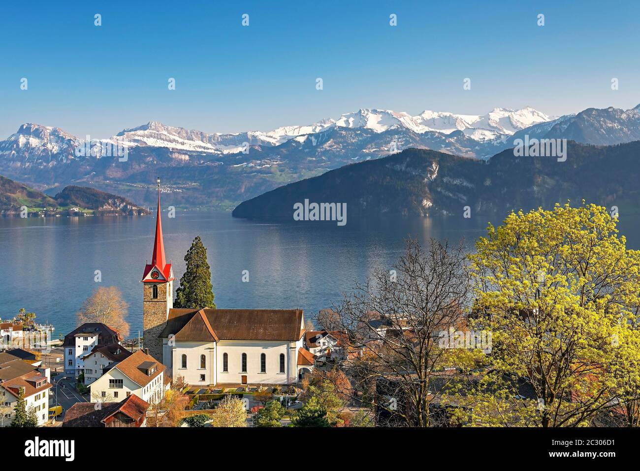 Destinazione turistica sul lago di Lucerna con la chiesa parrocchiale di Santa Maria dietro le Alpi innevate, Weggis, Canton Lucerna, Svizzera Foto Stock