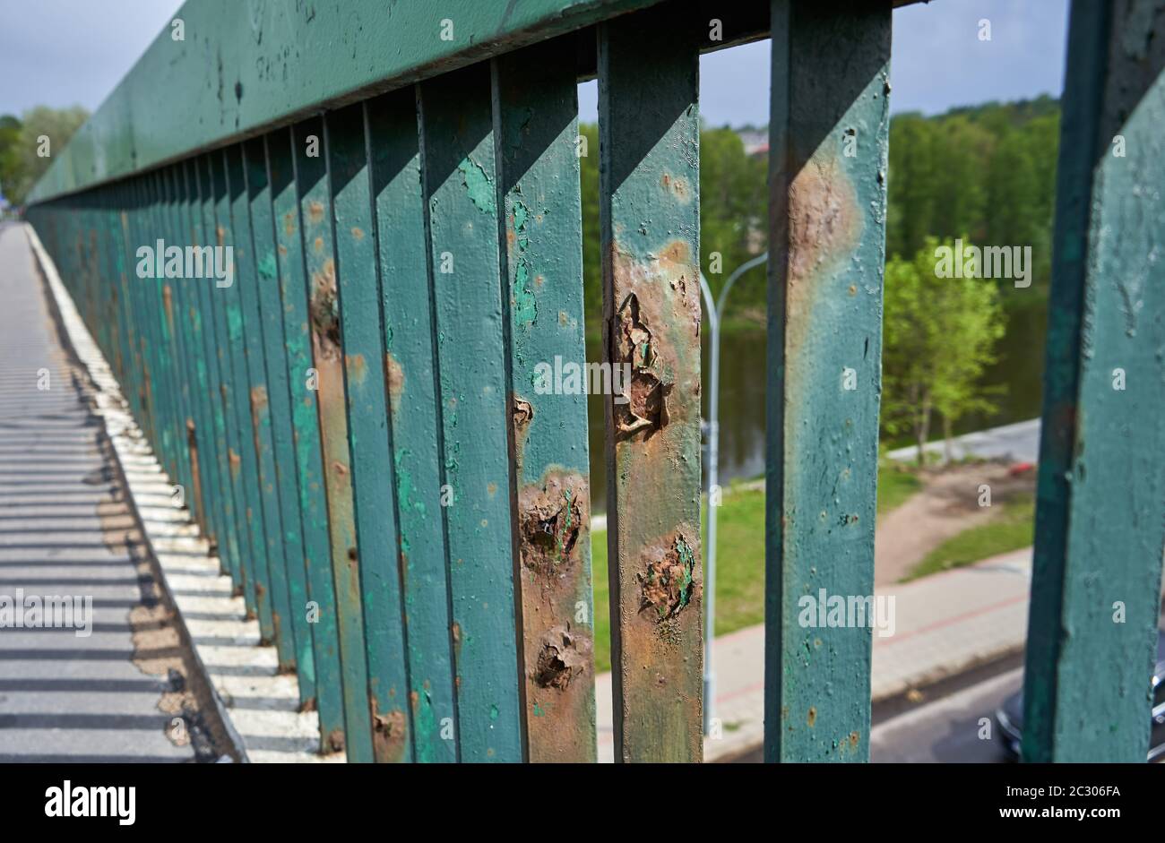 Rusty recinto ponte in città Foto Stock