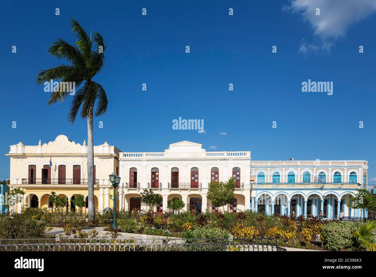 Edifici storici restaurati presso il Parque Cespedes, Bayamo, Cuba Foto Stock