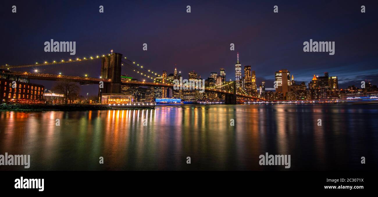 Vista dal Main Street Park di notte sul fiume East fino allo skyline di Lower Manhattan, Brooklyn Bridge, Dumbo, Downtown Brooklyn, Brooklyn, New Foto Stock